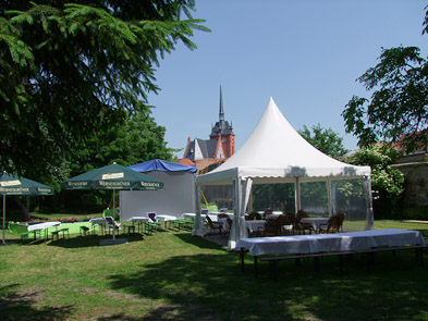 Foto: Garten mit Pavillon, Schirmen, Bänken und Tischen
