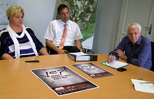 Foto: 3 Personen sitzen an einem Konferenztisch