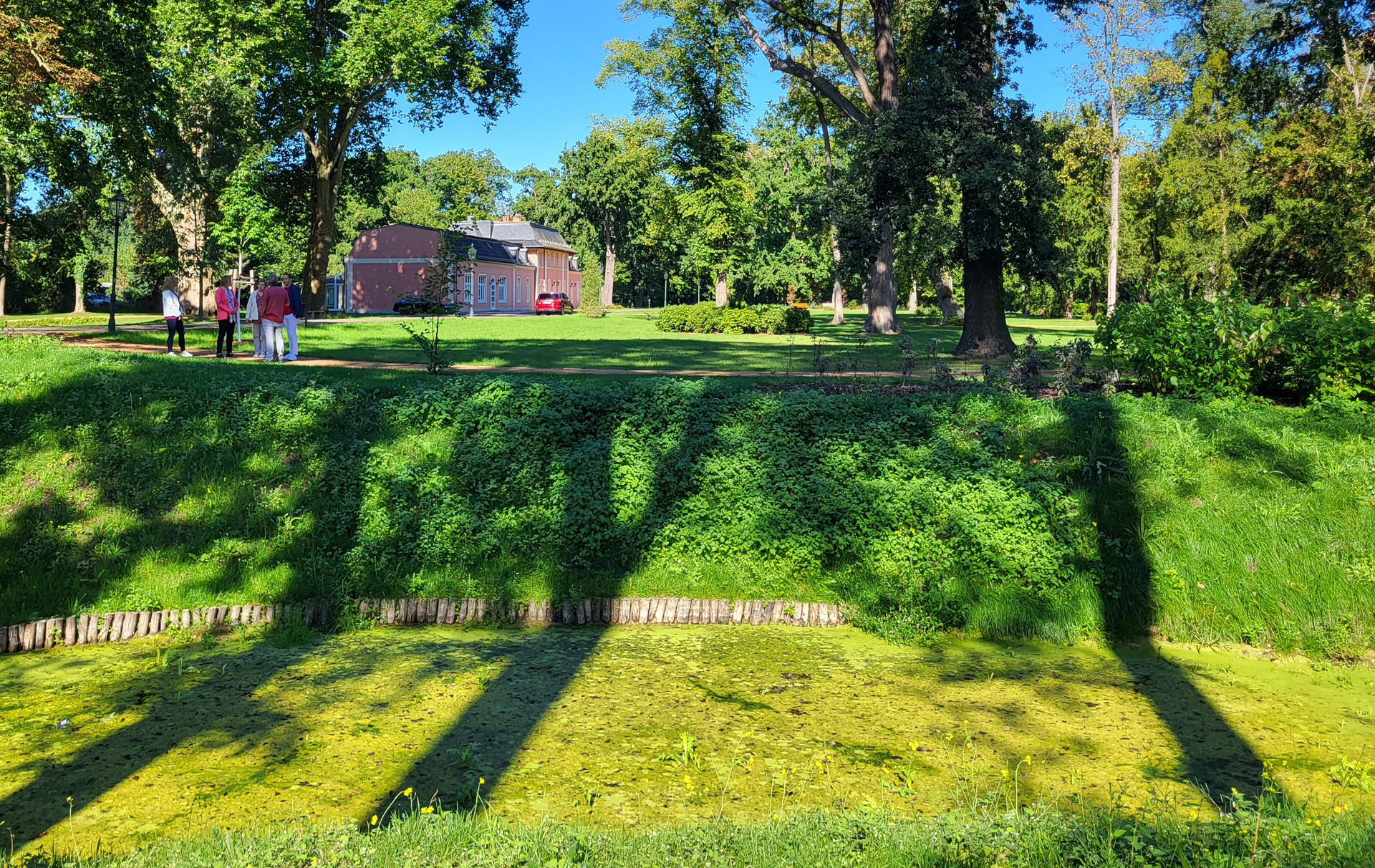 Foto: Park mit Teich und neugestalteten Wegen Foto: Park mit Teich und neugestalteten Wegen