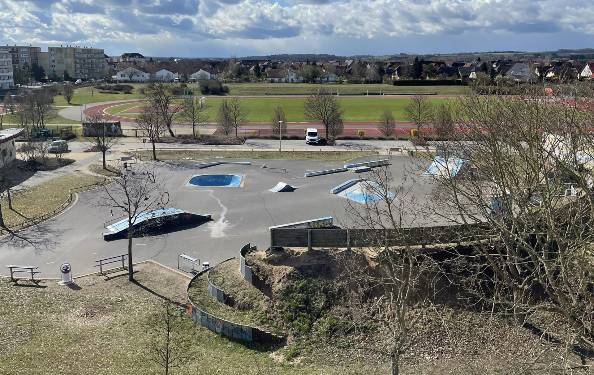 Foto: erhöhter Blick auf die Skate-Anlage und dem dahinter liegenden Sportplatz