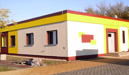 Foto: farbige Fassade des Sozialgebäudes
