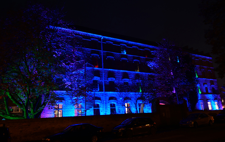 Foto: blau angestrahlter Speicher