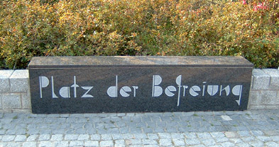 Foto: Granitsteintafel mit dem Schriftzug Platz der Befreiung