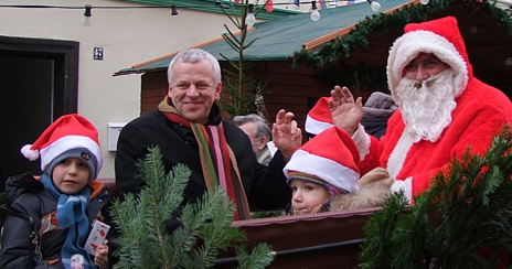 Foto: Kleine Wichtel mit dem Weihnachtsmann und dem Bürgermeister