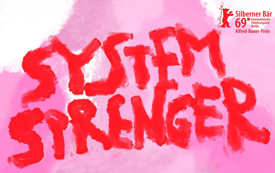 Grafik: rote Schrift auf pinkfarbenen Hintergrund