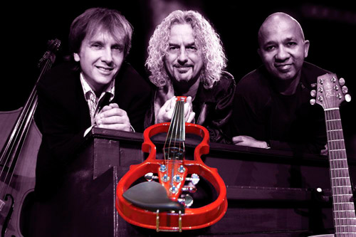 Foto: Drei Männer mit rotem Geigenkorpus