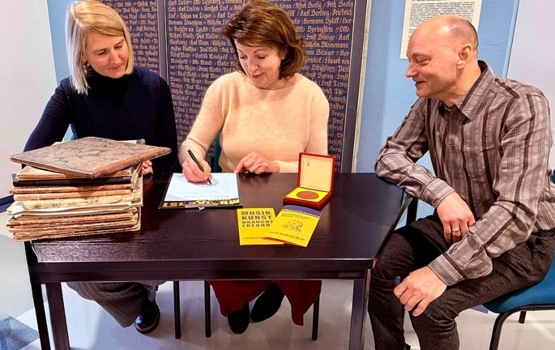 Foto: Unterschrift für die Übergabe J. A. P. Schulz-Dokumente 2025 Foto: Unterschrift für die Übergabe J. A. P. Schulz-Dokumente 2025