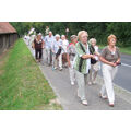 Foto: Teilnehmer auf dem Weg zum Kloster