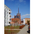 Foto: links Wohnblock Auguststraße und Blick auf die katholische Kirche