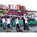 Foto: Kinder tanzen Linedance auf der Bühne.