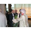 Foto: Herr Rehberg bekommt im Foyer Blumen geschenkt.