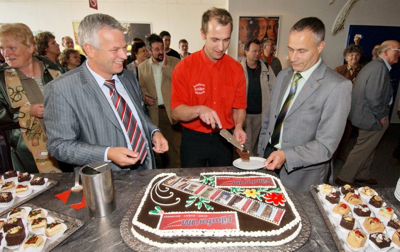 Foto: 3 Männer vor der „FilmforUM“-Torte Foto: 3 Männer vor der „FilmforUM“-Torte