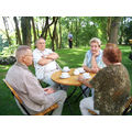 Foto: Teilnehmer sitzen im Klostergarten und trinken Kaffee.