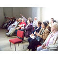 Foto: Teilnehmer sitzen in einer Kirche in zwei Reihe.