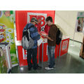 Foto: Zwei Schüler stehen am BB Radio-Stand und informieren sich.