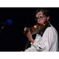 Foto: Ein Junge mit Brille spielt Geige.