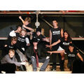Foto: gestelltes Gruppenbild einer Theatergruppe in schwarzer Kleidung