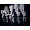Foto: Theatergruppe in weiß gekleidet mit riesen weißen Papiertüten in den Armen.