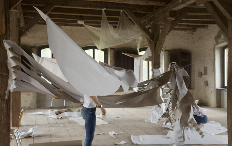 Foto: Papierobjekte in der Tabakfabrik