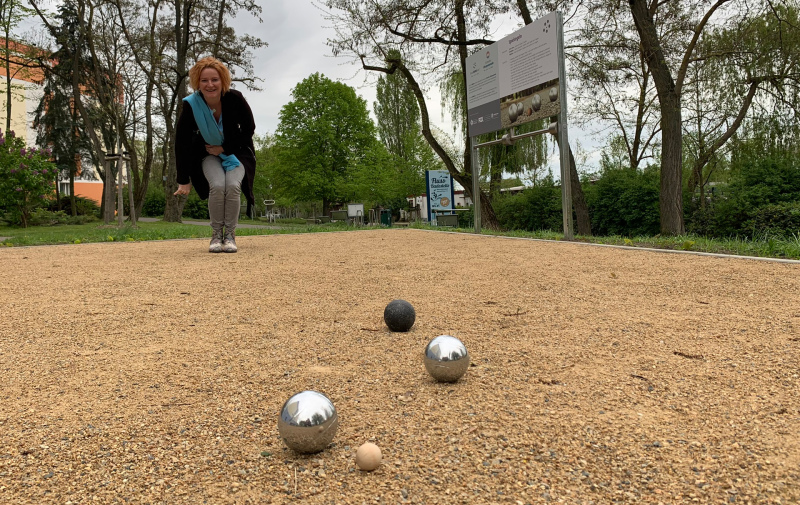 Foto: Frau beim Boule-Spielen