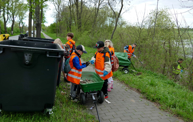 Foto: Kinder beim Müllsammeln im Nationalpark