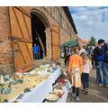 Foto: Stand mit Keramik auf dem Gutshof