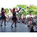 Foto: 2 tanzende Mädchen vor ihrem Publikum