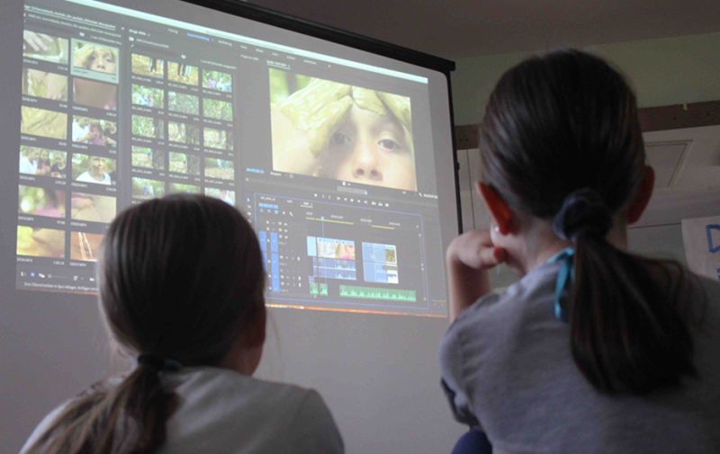 Foto: 2 Schülerinnen der Astrid Lindgren Grundschule am Computerbildschirm