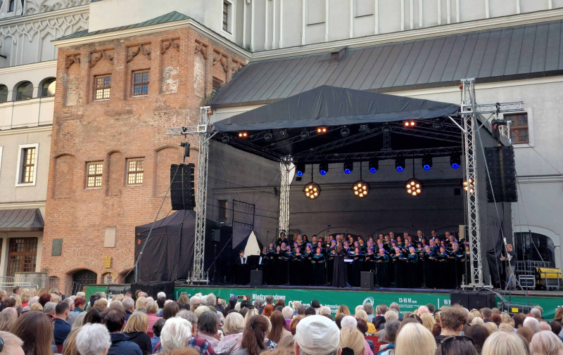 Foto: Chor auf der Bühne im Schlosshof Foto: Chor auf der Bühne im Schlosshof