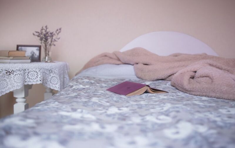 Foto: Bett und Buch