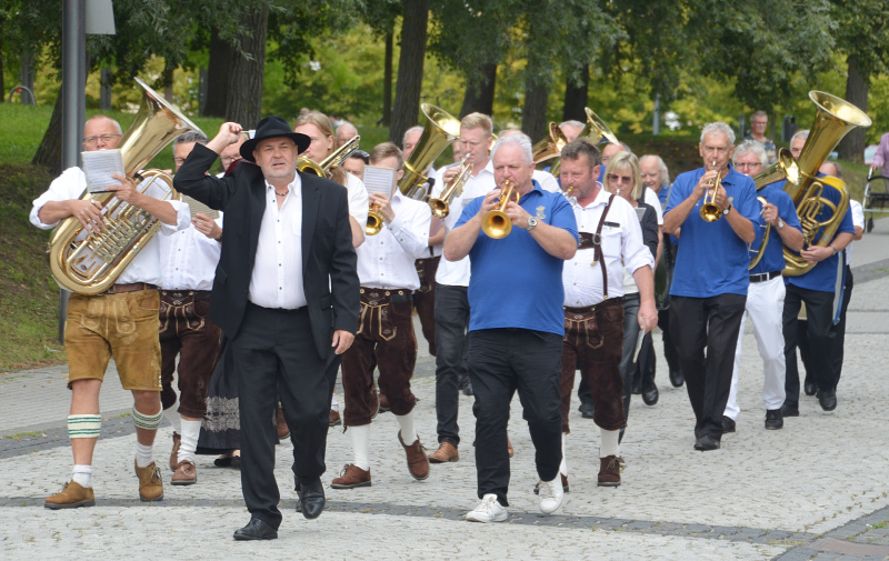 Foto: Blasorchester kommt anmarschiert