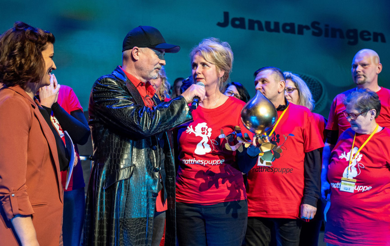Foto: Das Siegerteam mit der Siegertrophäe wird interviewt Foto: Das Siegerteam mit der Siegertrophäe wird interviewt
