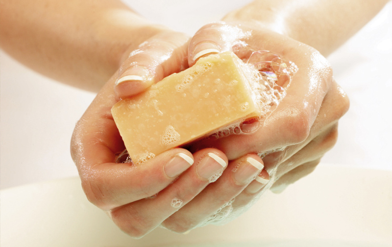 Foto: zwei Hände mit einem Stück Seife