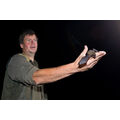 Foto: Treichel hält eine Fledermaus in der Hand