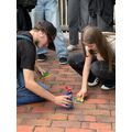 Foto: Säubern der Stolpersteine von Loewenheim