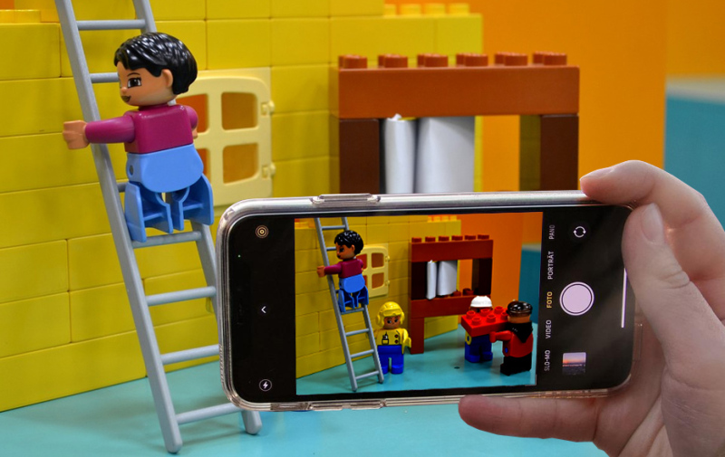 Foto: mit dem Handy wird eine Lego-Scene gefilmt