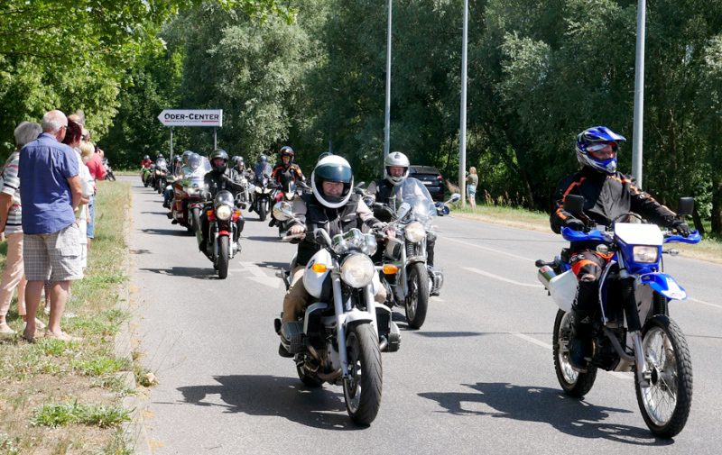Foto: Motorradkolonne und Zuschauer am Straßenrand Foto: Motorradkolonne und Zuschauer am Straßenrand