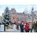 Foto: Besucher des Marktes vor der Tanne und der Stadtmühle