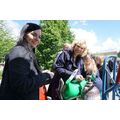 Foto: Zwei Frauen befüllen Ballons mit Helium.