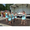 Foto: Tanzgruppe Phönix in hellblauen Sommerkleidern