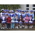 Foto: Gruppenfoto der Tanzmariechen in ihren blau-weißen Kostümen