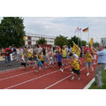 Foto: Bürgermeister Polzehl gibt das Startsignal für die Läufer.