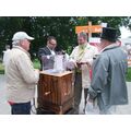 Foto: Männer am Leierkasten mit Spendenbox