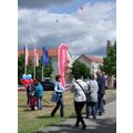 Foto: Luftballons mit Karten fliegen davon.