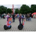 Foto: Zwei Mädchen fahren mit Segways.