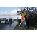 Foto: zwei Stadtbedienstete beim Abschreiben des Schildes