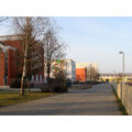 Foto: Weg zwischen Sportplatz und Rathaus Haus 2 sowie den Schulen