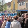 Foto: Chor und Zuhörer in der Auguststraße