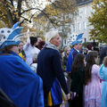 Foto: Kostümierte Karnevalisten vor dem Rathaus