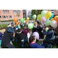 Foto: Kindergruppe mit Luftballons